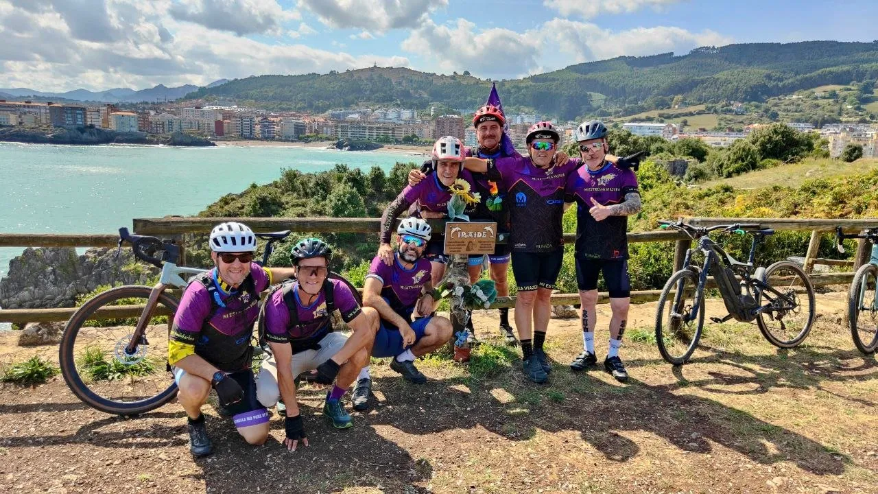 El equipo de Mi Estrella Viajera junto a la placa en memoria de Iraide, en la costa de Bizkaia