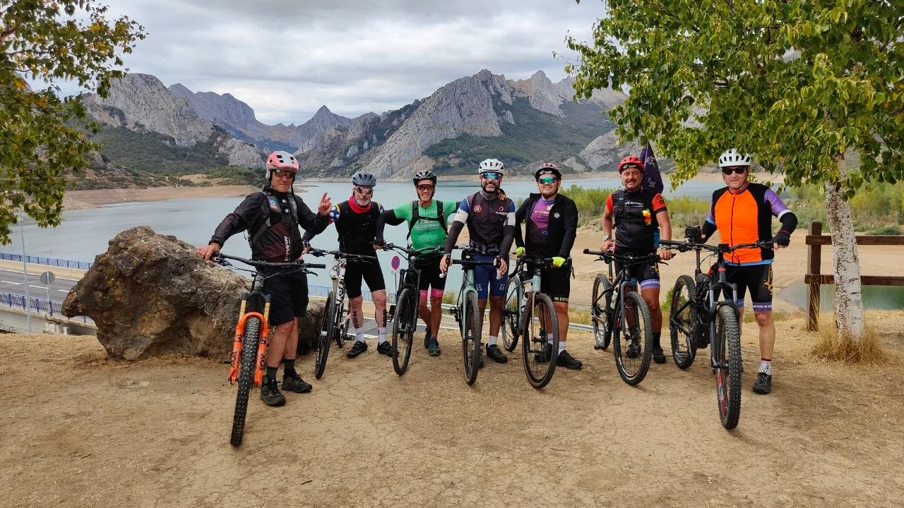 El grupo de Mi Estrella Viajera con las bicicletas frente al embalse de Riaño