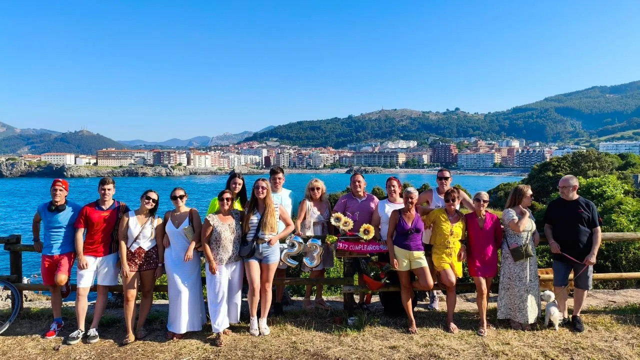 Familia y amigos reunidos en el mirador celebrando el cumpleaños de Iraide